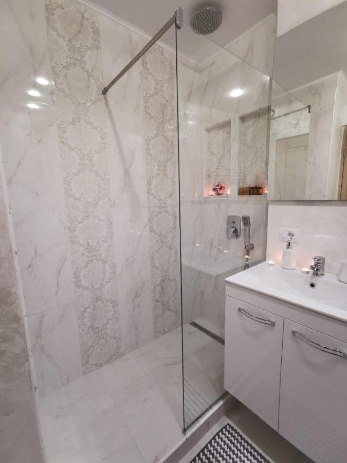 Apartament Gold Luxury Apartment Tirgu Ocna Ngoại thất bức ảnh